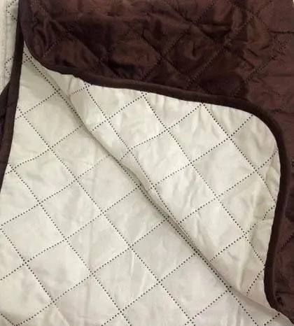Накидка на кресло универсальная двухсторонняя стеганая Couch Coat, защитное покрывало водонепроницаемое, водоотталкивающая, защитит от шерсти, воды и грязи,  для спинки и сиденья, и для обоих подлокотников кресла