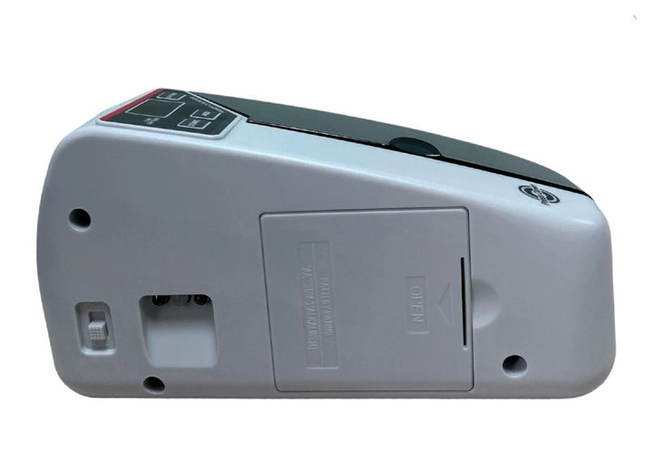 Счетная машинка V31 Professional Аппарат для пересчета денег , портативный легкий универсальный компактный счетчик купюр, работает от двух альтернативных источников питания сеть или батарейки с УФ детектором банкнот