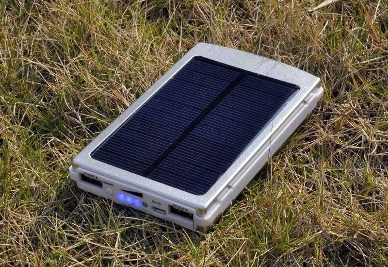 Power Bank 50000 mAh с солнечной батареей и Led панелью silver, Компактное и мощное портативное зарядное устройство, Внешняя батарея для зарядки, внешний аккумулятор, Универсальное устройство, работающее от сети, компьютера и энергии солнца
