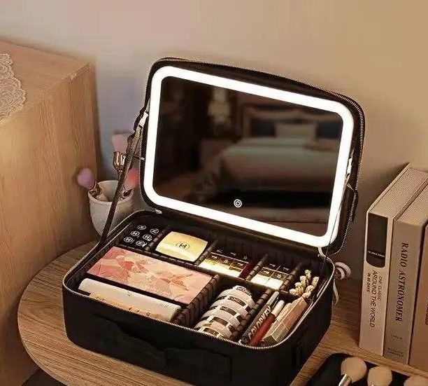 Удобный Вместительный Органайзер зеркалом и подсветкой LED, Уникальная Просторная Дорожная косметичка – органайзер, Портативный бьюти кейс для косметики, Чемоданчик для хранения косметических средств
